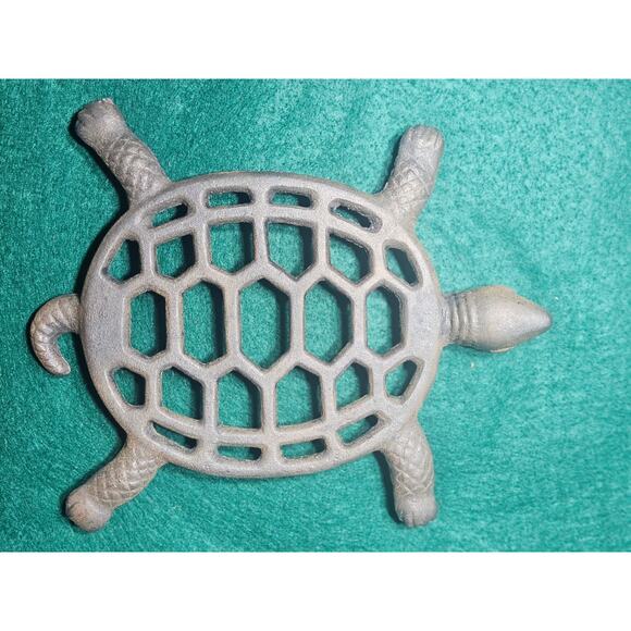 Vintage Ware 8 1/8" Inch Cast Iron Skillet No 5 with turtle trivet - Picture 6 of 10